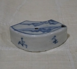 ①李朝染付山水紋扇面形水滴３