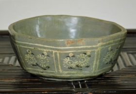 ②高麗青磁白黒象嵌菊花紋八角小鉢２