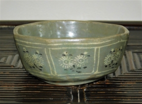 ②高麗青磁白黒象嵌菊花紋八角小鉢１