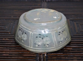 ②高麗青磁白黒象嵌菊花紋八角小鉢４