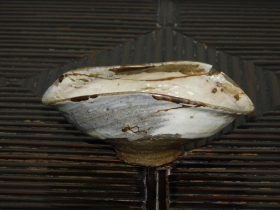 ①李朝鶏龍山編笠形盃４