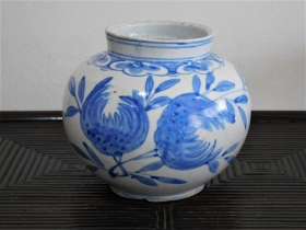 ③李朝染付仏手柑紋壺１