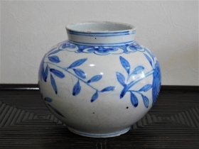 ③李朝染付仏手柑紋壺３