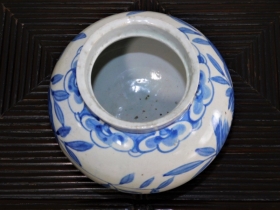 ③李朝染付仏手柑紋壺４