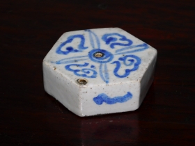 ①李朝染付雲紋六角水滴李朝後期１