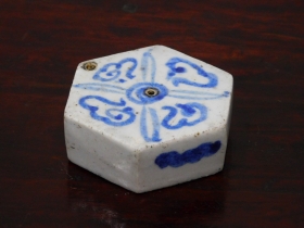 ①李朝染付雲紋六角水滴李朝後期２