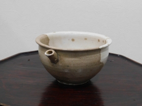 ①李朝白磁片口シミあり１