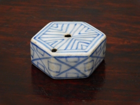 ②李朝染付幾何学紋六角水滴李朝後期１