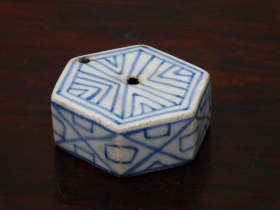 ②李朝染付幾何学紋六角水滴李朝後期２