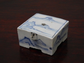 ③李朝染付山水紋四方形水滴１