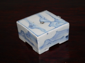 ③李朝染付山水紋四方形水滴２