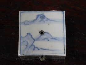 ③李朝染付山水紋四方形水滴３