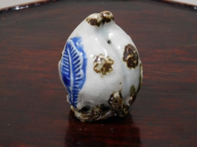 ④李朝鉄砂染付桃形水滴１