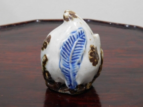 ④李朝鉄砂染付桃形水滴２