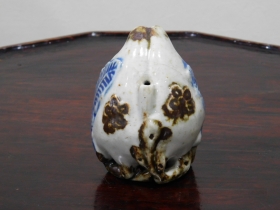 ④李朝鉄砂染付桃形水滴３