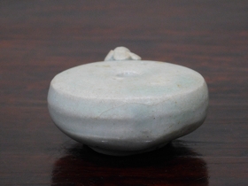 ⑤李朝白磁環形水滴李朝後期２