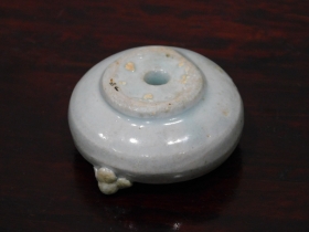 ⑤李朝白磁環形水滴李朝後期３