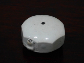 ⑦李朝白磁面取八角水滴１