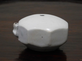 ⑦李朝白磁面取八角水滴２