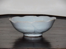 ①李朝初期白磁花形盃1