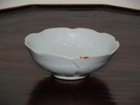 ①李朝初期白磁花形盃2