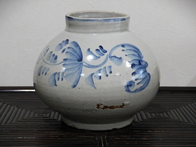 ②李朝染付蝙蝠草花紋壺 2