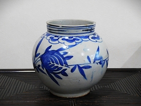 ③李朝染付仏手柑蝶紋紋壺 1