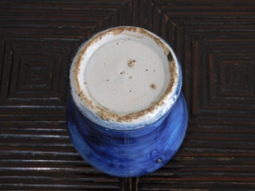 ③李朝瑠璃陰刻紋小立壺３