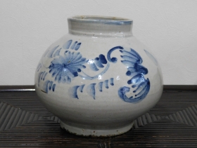 ②李朝染付蝙蝠草花紋壺 1