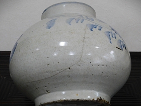 ②李朝染付蝙蝠草花紋壺 3