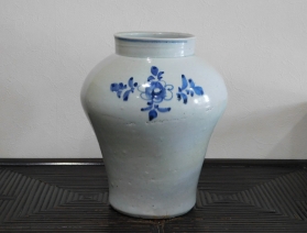 ④李朝後期分院染付立壺 2