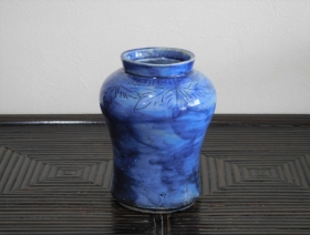 ③李朝瑠璃陰刻紋小立壺１