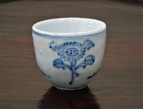 ⑩李朝染付菊花門盃１