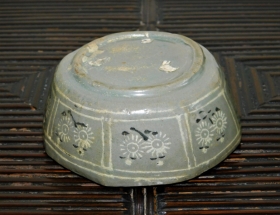 ②高麗青磁白黒象嵌菊花紋八角小鉢３