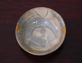 ⑧李朝刷毛目平盃割れ継２