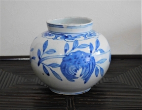 ③李朝染付仏手柑紋壺２