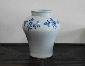 ④李朝後期分院染付立壺 1