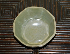 ②高麗青磁白黒象嵌菊花紋八角小鉢６