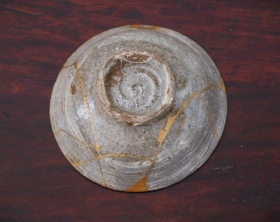 ⑧李朝刷毛目平盃割れ継３