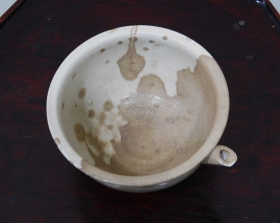 ①李朝白磁片口シミあり２