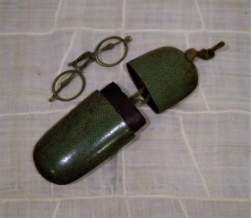 ④李朝鮫皮眼鏡入れ青３