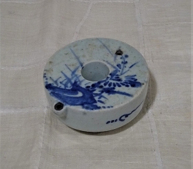 ②李朝染付梅花菊花紋環状水滴１