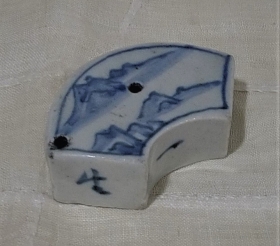 ①李朝染付山水紋扇面形水滴２