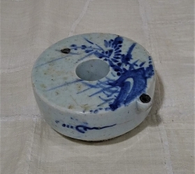 ②李朝染付梅花菊花紋環状水滴２