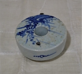 ②李朝染付梅花菊花紋環状水滴３