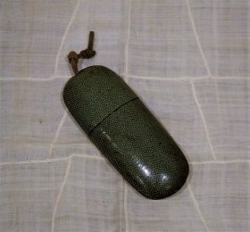 ④李朝鮫皮眼鏡入れ青２