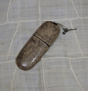 ⑤李朝鮫皮眼鏡入れ白１