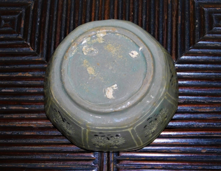 ②高麗青磁白黒象嵌菊花紋八角小鉢５