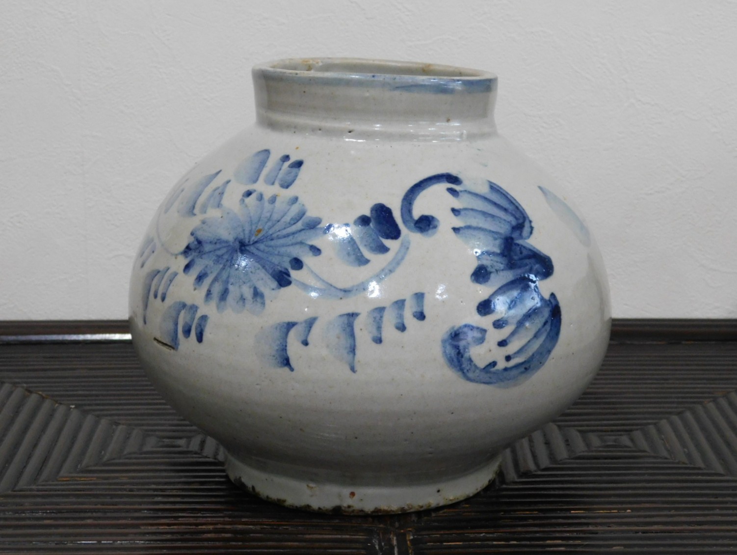 ②李朝染付蝙蝠草花紋壺 1