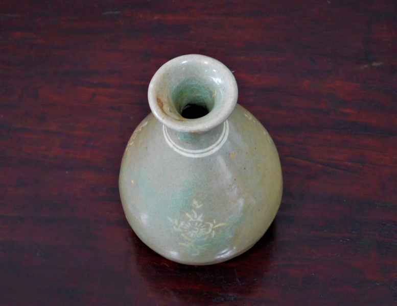 ①高麗青磁菊花紋徳利３